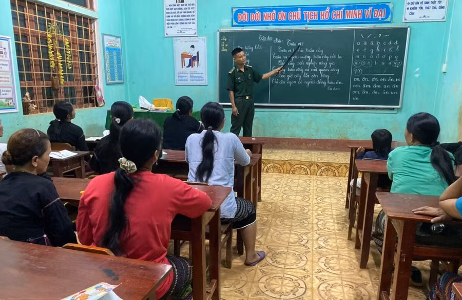 Một buổi học tại lớp học xóa mù chữ do cán bộ đồn Biên phòng Ba Tầng trực tiếp tham gia giảng dạy. Ảnh: VH.