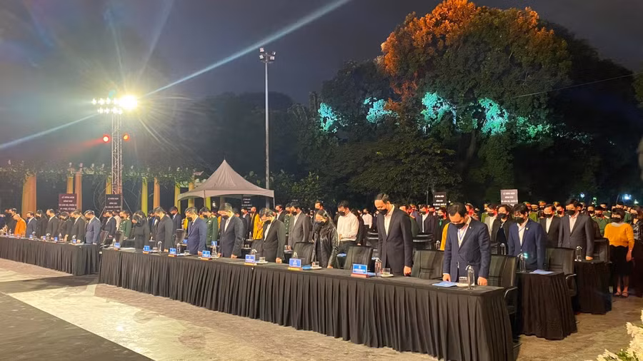 Các đồng chí lãnh đạo, các đại biểu tại điểm cầu Hà Nội dành một phút tưởng niệm những người đã khuất.