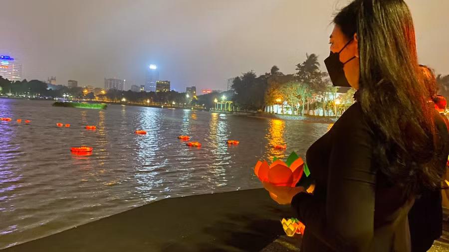 Nghi thức thả hoa đăng trên hồ Bảy Mẫu - Thành phố Hà Nội.