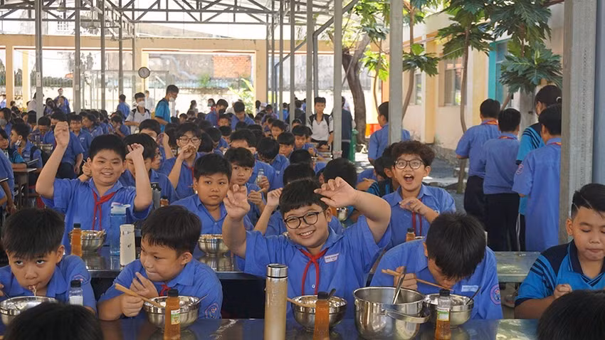 Học sinh Trường THCS Nguyễn Văn Luông. Ảnh: NQ.