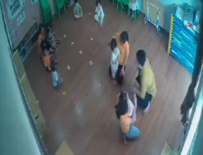 Ông Hùng được cho là hành hung bé B.A rồi bắt bé xin lỗi. Ảnh cắt từ clip.