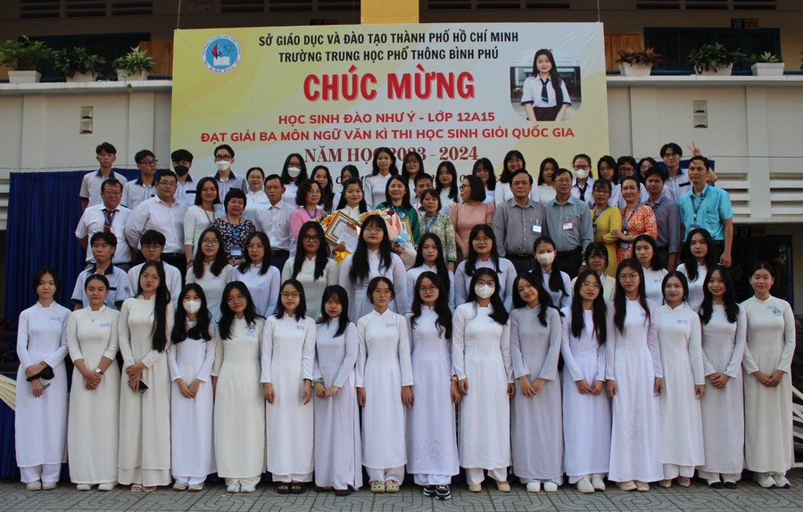 Sở GD&ĐT TPHCM và Trường THPT Bình Phú tuyên dương em Như Ý.