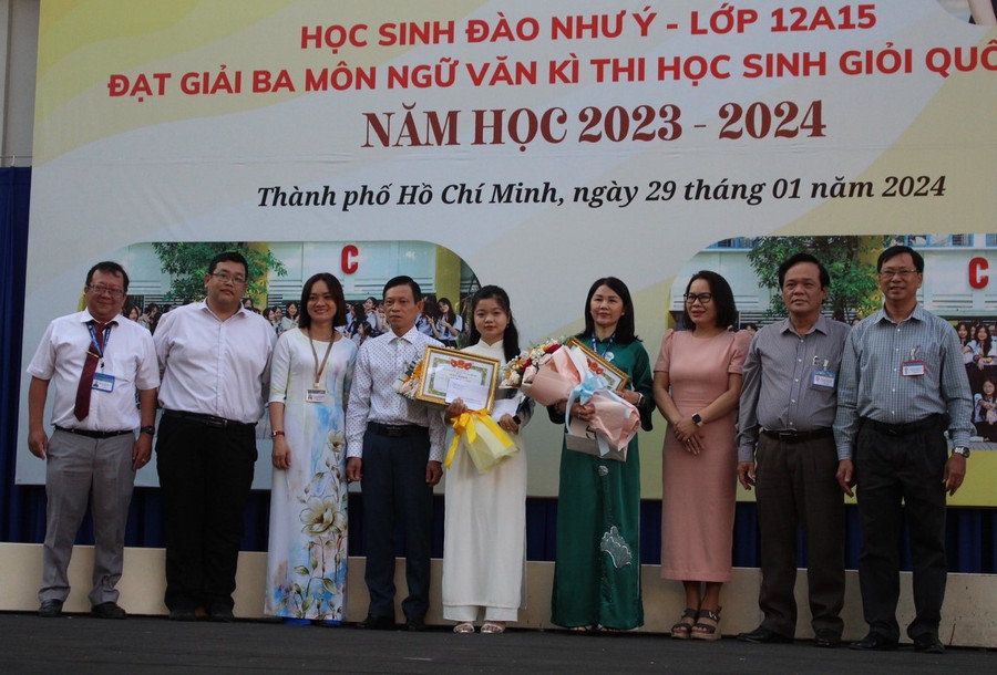 Như Ý là học sinh đầu tiên của Trường THPT Bình Phú đạt giải thưởng cao tại kỳ thi chọn học sinh giỏi quốc gia.