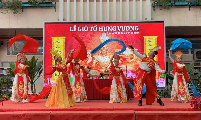 Tiết mục văn nghệ do học sinh Trường THCS Minh Đức (quận 1) biểu diễn trong buổi lễ giỗ Tổ Hùng Vương.