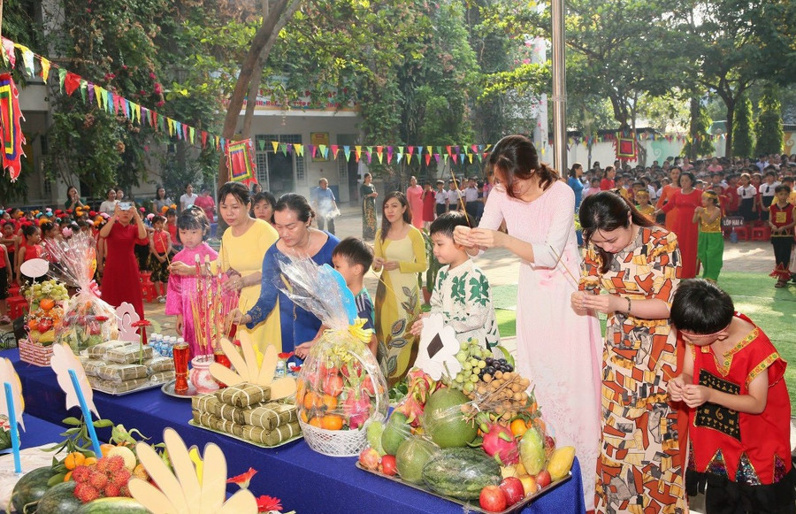 Cô trò Trường tiểu học Lê Văn Việt (TP Thủ Đức) dâng hương tưởng nhớ các Vua Hùng.