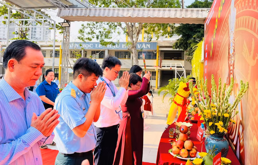 Ban Giám hiệu Trường THPT Phước Long và các đại biểu thắp hương hướng về Quốc tổ Hùng Vương.