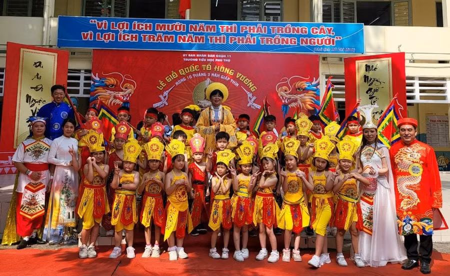 Trường Tiểu học Phú Thọ tổ chức lễ giỗ Tổ Hùng Vương vào sáng 15/4.