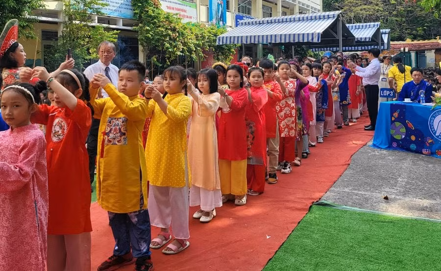 Học sinh Trường Tiểu học Phú Thọ dâng hương tưởng nhớ các Vua Hùng.