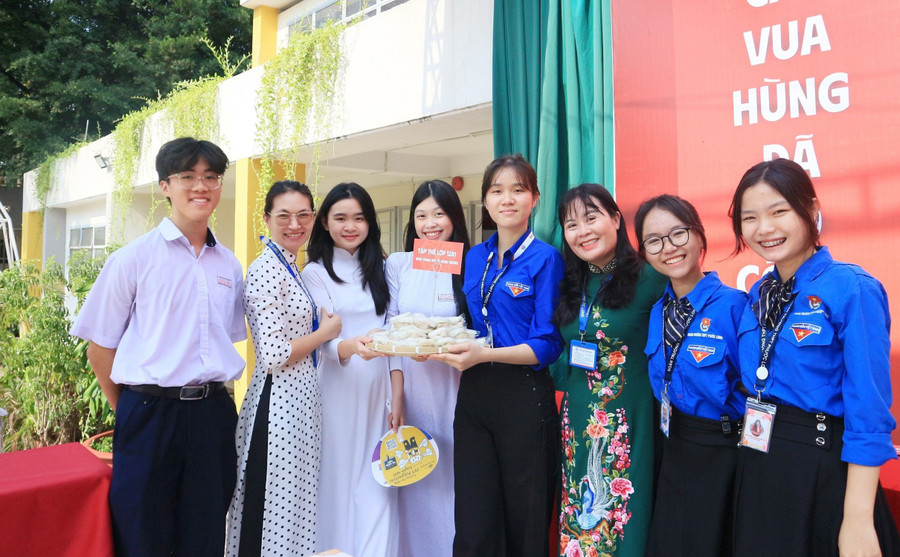 Tại lễ giỗ Tổ Hùng Vương, Trường THPT Phước Long cũng đã quyên góp được 17 triệu 875 ngàn đồng để ủng hộ Quỹ Vì biển đảo quê hương - Vì tuyến đầu tổ quốc - Vì người nghèo năm 2024.