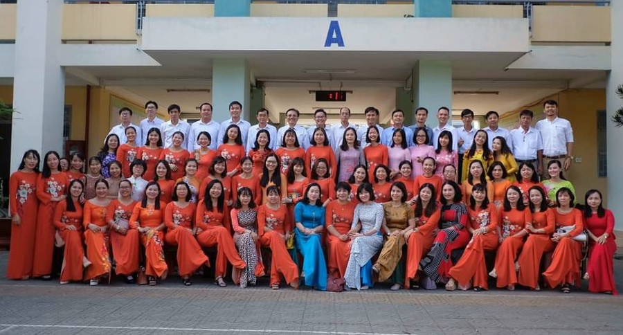 Cô Tuyền (áo xanh hàng đầu) cùng các thầy cô giáo trong trường THPT Lê Thánh Tôn. Cô Tuyền (áo xanh hàng đầu) cùng các thầy cô giáo trong trường THPT Lê Thánh Tôn.