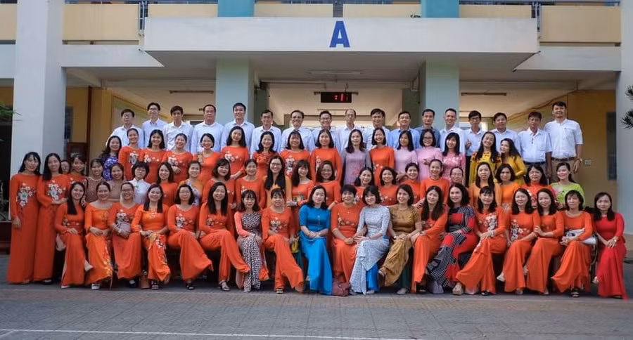 Cô Tuyền (áo xanh hàng đầu) cùng các thầy cô giáo trong trường THPT Lê Thánh Tôn.