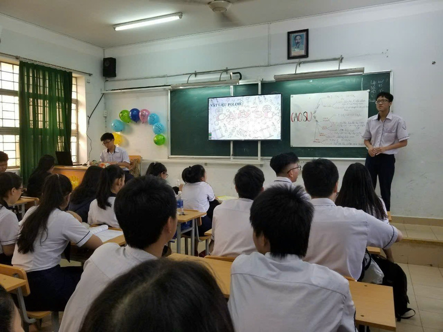 Giờ học Hóa học của cô Tuyền luôn sôi nổi. Giờ học Hóa học của cô Tuyền luôn sôi nổi.