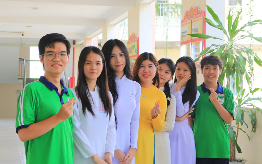 Cô trò Trường THPT Dương Văn Thì "check in" tại "Con đường Hồ Chí Minh". Ảnh: NTCC. Cô trò Trường THPT Dương Văn Thì "check in" tại "Con đường Hồ Chí Minh". Ảnh: NTCC.