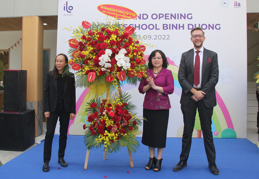 Thứ trưởng Ngô Thị Minh tặng hoa chúc mừng khánh thành Trường mầm non ILO Preschool cơ sở Bình Dương. Thứ trưởng Ngô Thị Minh tặng hoa chúc mừng khánh thành Trường mầm non ILO Preschool cơ sở Bình Dương.