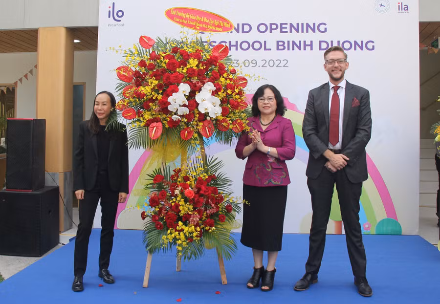 Thứ trưởng Ngô Thị Minh tặng hoa chúc mừng khánh thành Trường mầm non ILO Preschool cơ sở Bình Dương.