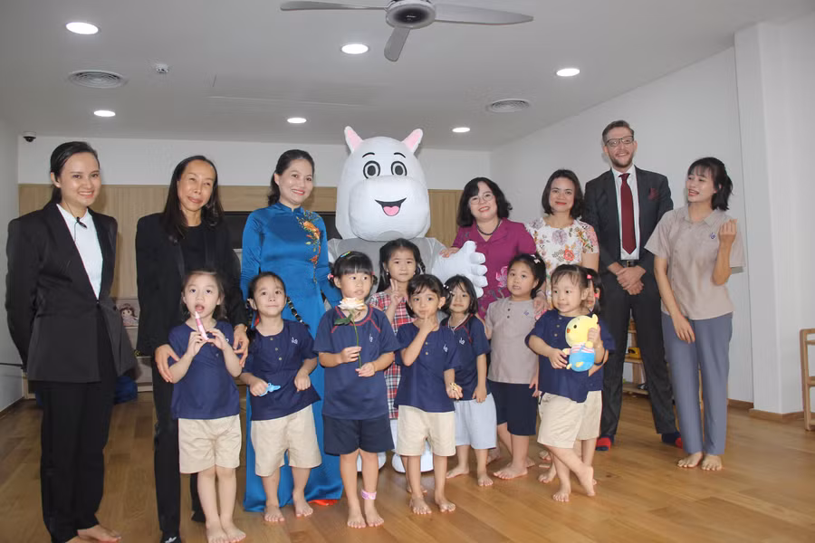 Thứ trưởng Ngô Thị Minh cùng các đại biểu thăm hỏi trẻ ở Trường mầm non ILO Preschool.