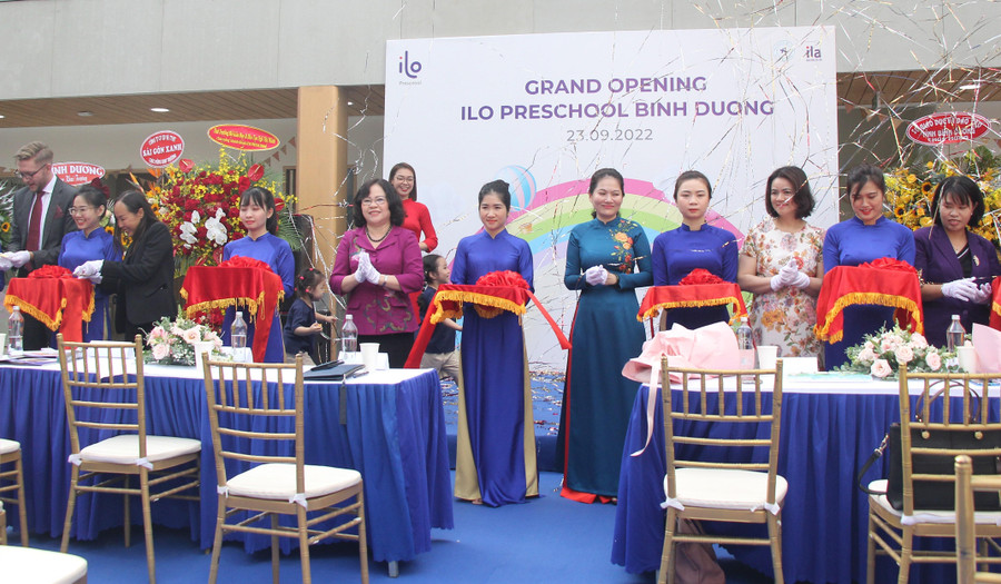 Các đại biểu cắt băng khánh thành Trường mầm non ILO Preschool. Các đại biểu cắt băng khánh thành Trường mầm non ILO Preschool.