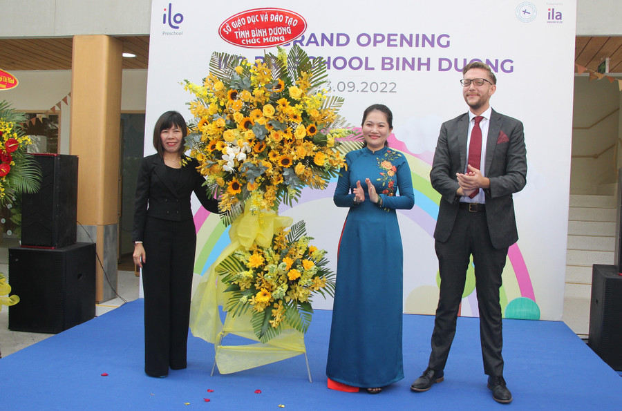 Bà Nguyễn Thị Nhật Hằng tặng hoa chúc mừng khánh thành Trường mầm non ILO Preschool. Bà Nguyễn Thị Nhật Hằng tặng hoa chúc mừng khánh thành Trường mầm non ILO Preschool.