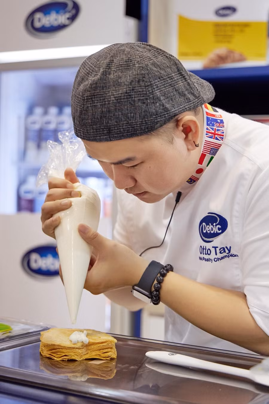 Chef Otto Tay, quán quân cuộc thi World Pastry Cup 2019, trình diễn nghệ thuật làm bánh tại Lễ giới thiệu, sử dụng chính các dòng sản phẩm cao cấp mang thương hiệu Debic.