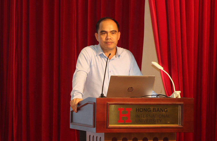 Trung tá, Tiến sĩ Lê Hoàng Việt Lâm thông tin tại hội nghị. Trung tá, Tiến sĩ Lê Hoàng Việt Lâm thông tin tại hội nghị.