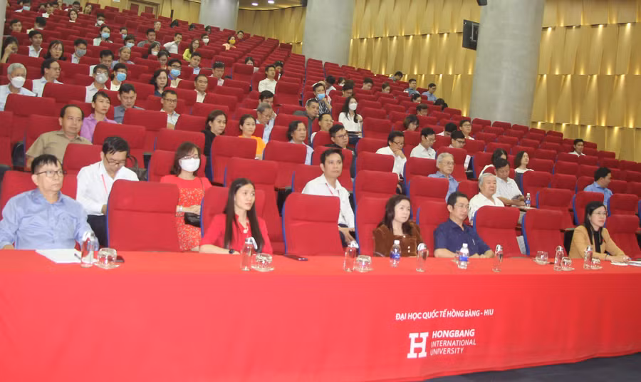 Các đại biểu tham gia hội nghị.