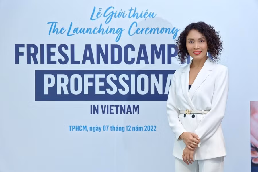 Bà Tạ Thúy Hà, Giám đốc Kinh doanh Cấp cao, FrieslandCampina Việt Nam, chia sẻ niềm vinh dự của tập đoàn trong buổi ra mắt FrieslandCampina Professional tại Việt Nam.