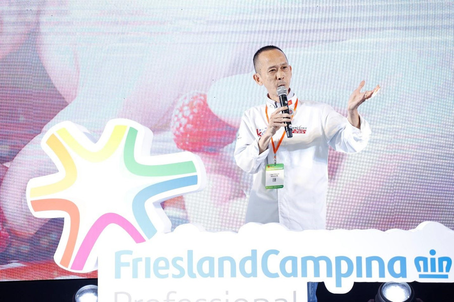 Tại buổi lễ, Chef David Thái, Siêu đầu bếp Việt Nam đã chia sẻ về những trải nghiệm ấn tượng khi sử dụng sản phẩm của FrieslandCampina Professional. Tại buổi lễ, Chef David Thái, Siêu đầu bếp Việt Nam đã chia sẻ về những trải nghiệm ấn tượng khi sử dụng sản phẩm của FrieslandCampina Professional.