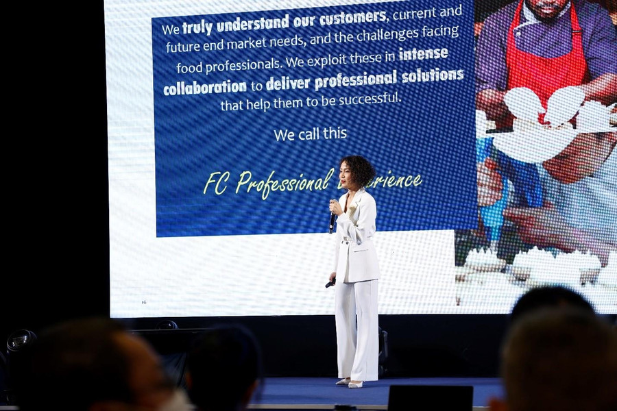 Từ FCV, ông Richard Kiger, Tổng Giám đốc (hình trên) và bà Tạ Thúy Hà, Giám đốc Kinh doanh Cấp cao (hình dưới) trình bày về hành trình di sản ngành sữa 150 năm của Tập đoàn và những cam kết vững chắc của FrieslandCampina Professional để phục vụ khách hàng toàn cầu. Từ FCV, ông Richard Kiger, Tổng Giám đốc (hình trên) và bà Tạ Thúy Hà, Giám đốc Kinh doanh Cấp cao (hình dưới) trình bày về hành trình di sản ngành sữa 150 năm của Tập đoàn và những cam kết vững chắc của FrieslandCampina Professional để phục vụ khách hàng toàn cầu.