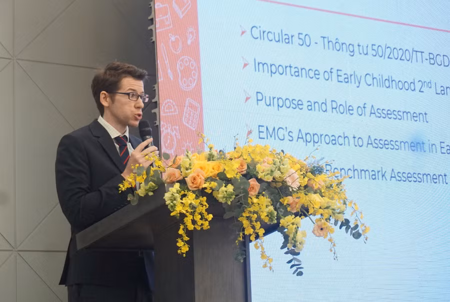 Ông James Moran - Giám đốc học vụ EMG Education phát biểu tại hội thảo.