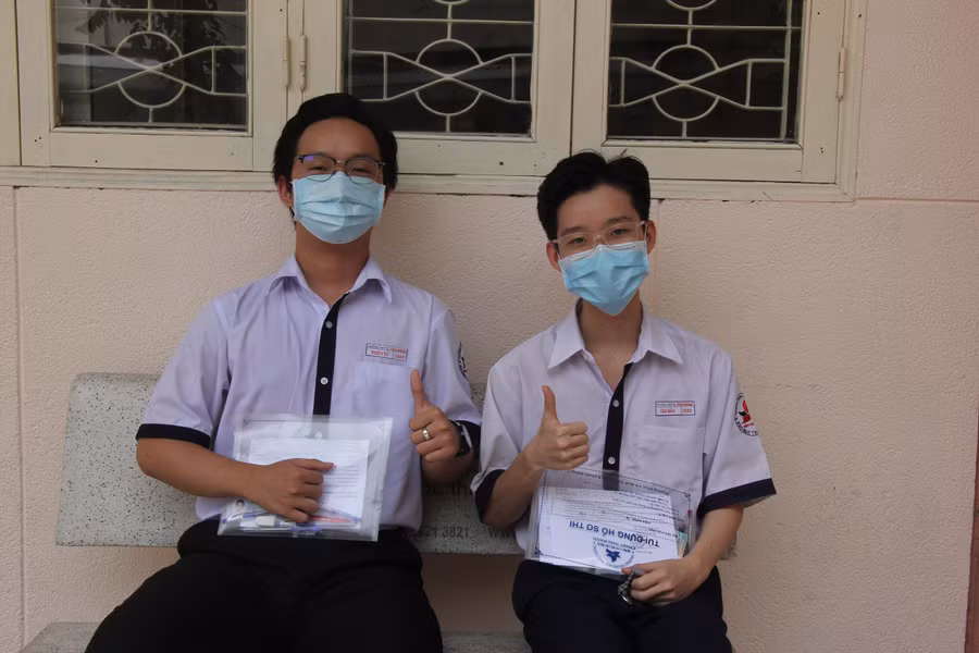 Thí sinh tại điểm thi Trường THCS Minh Đức tự tin trước khi bước vào thi môn Ngoại ngữ. Thí sinh tại điểm thi Trường THCS Minh Đức tự tin trước khi bước vào thi môn Ngoại ngữ.