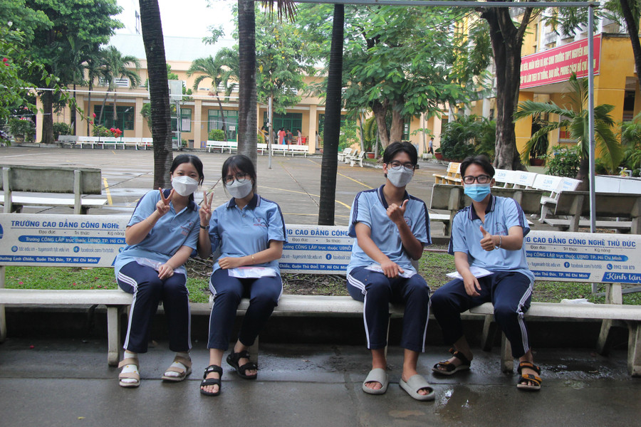 Học sinh tại điểm thi THPT Nguyễn Huệ vui vẻ trước khi bước vào ngày thi thứ hai.