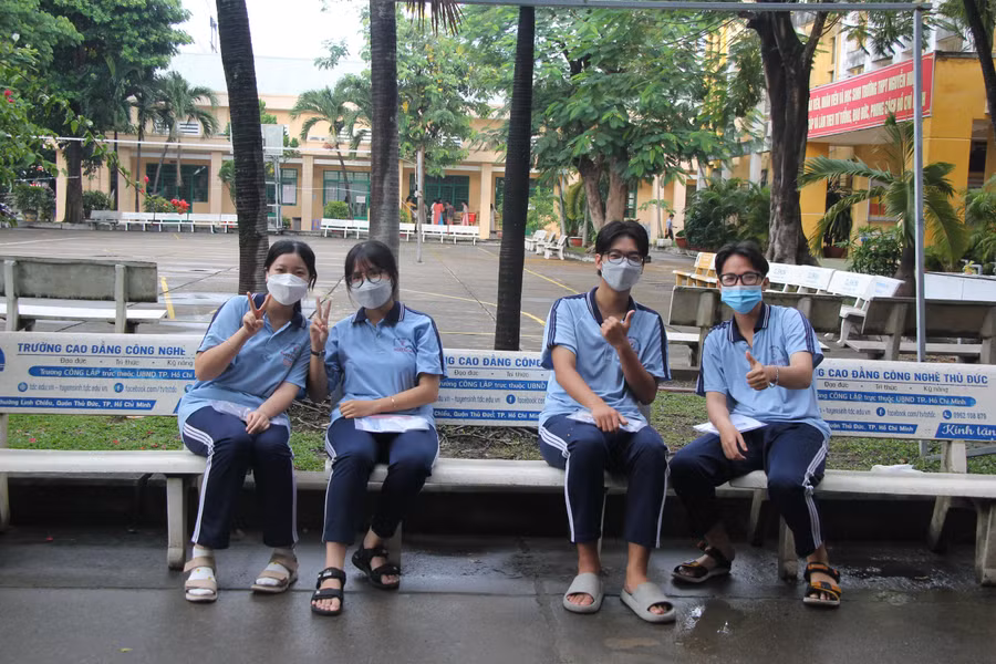 Học sinh tại điểm thi THPT Nguyễn Huệ vui vẻ trước khi bước vào ngày thi thứ hai.