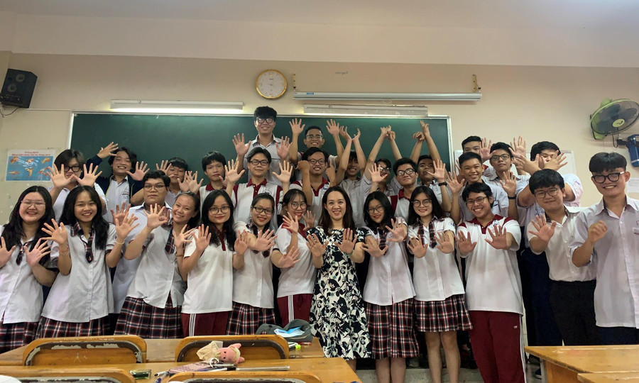 Cô Bùi Ngọc Thảo chụp ảnh lưu niệm cùng học sinh Trường THPT Nguyễn Hữu Thọ trước kỳ thi tốt nghiệp THPT. Cô Bùi Ngọc Thảo chụp ảnh lưu niệm cùng học sinh Trường THPT Nguyễn Hữu Thọ trước kỳ thi tốt nghiệp THPT.