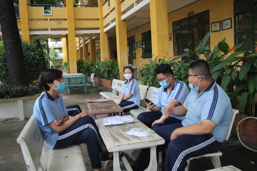 Nhiều thí sinh tại điểm thi Trường THPT Nguyễn Huệ đến rất sớm.