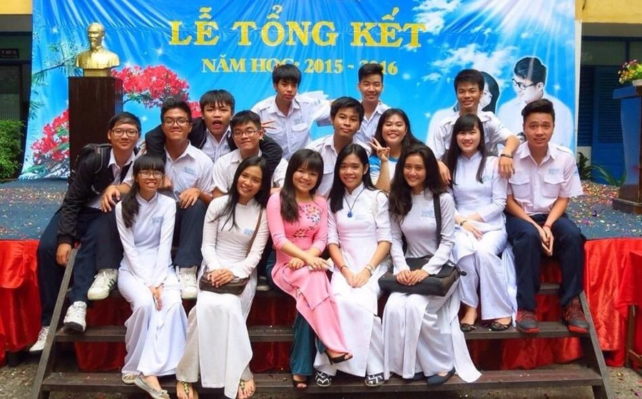 Cô Đinh Hà Khánh An (áo hồng ở giữa), giáo viên Trường THPT Nguyễn Thị Diệu.