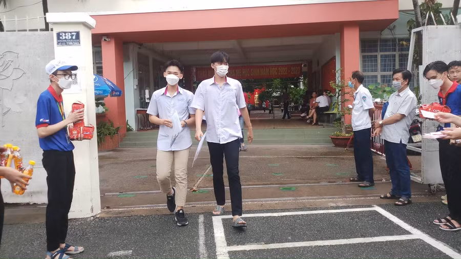 Thí sinh tại điểm thi Trường THCS Quang Trung tâm trạng thoải mái sau khi kết thúc thi môn Ngoại ngữ.