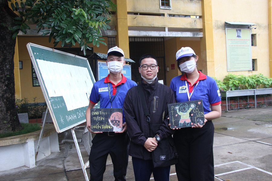 Thoa (giữa) tự tin trước các môn thi sáng nay.