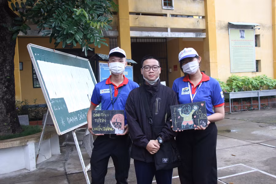 Thoa (giữa) tự tin trước các môn thi sáng nay.