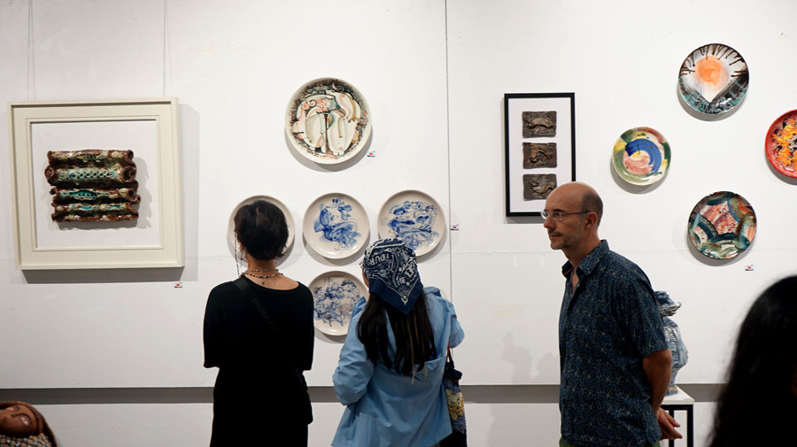 Khách tham quan triển lãm. Khách tham quan triển lãm.