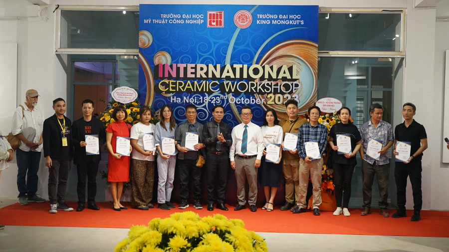 Ban tổ chức trao giấy chứng nhận cho các giảng viên tham gia sự kiện. Ban tổ chức trao giấy chứng nhận cho các giảng viên tham gia sự kiện.