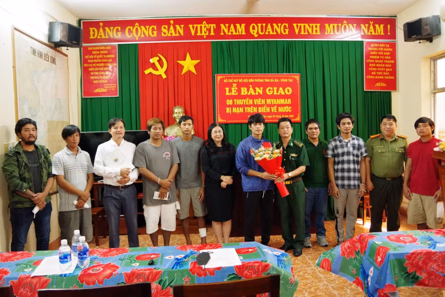 8 ngư dân Myanmar đã được bàn giao cho đại diện ủy quyền Đại sứ quán Myanmar tại Việt Nam.