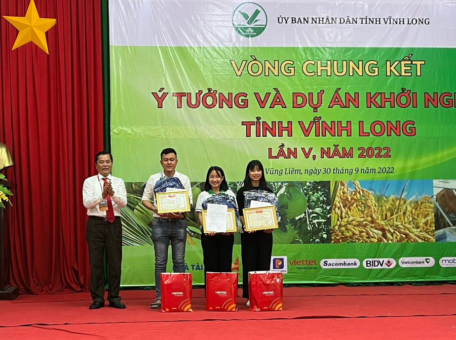 Ban tổ chức trao thưởng cho đại diện các dự án đạt giải nhất, nhì, ba. Ban tổ chức trao thưởng cho đại diện các dự án đạt giải nhất, nhì, ba.