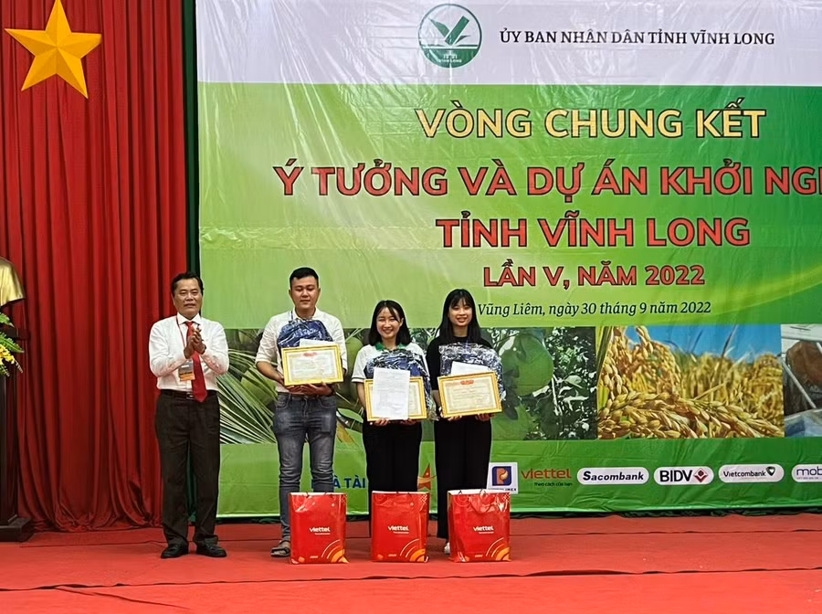 Ban tổ chức trao thưởng cho đại diện các dự án đạt giải nhất, nhì, ba.