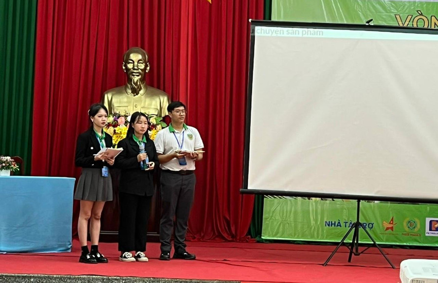 Phần trình bày của nhóm sinh viên Trường Đại học Tân Tạo. Phần trình bày của nhóm sinh viên Trường Đại học Tân Tạo.