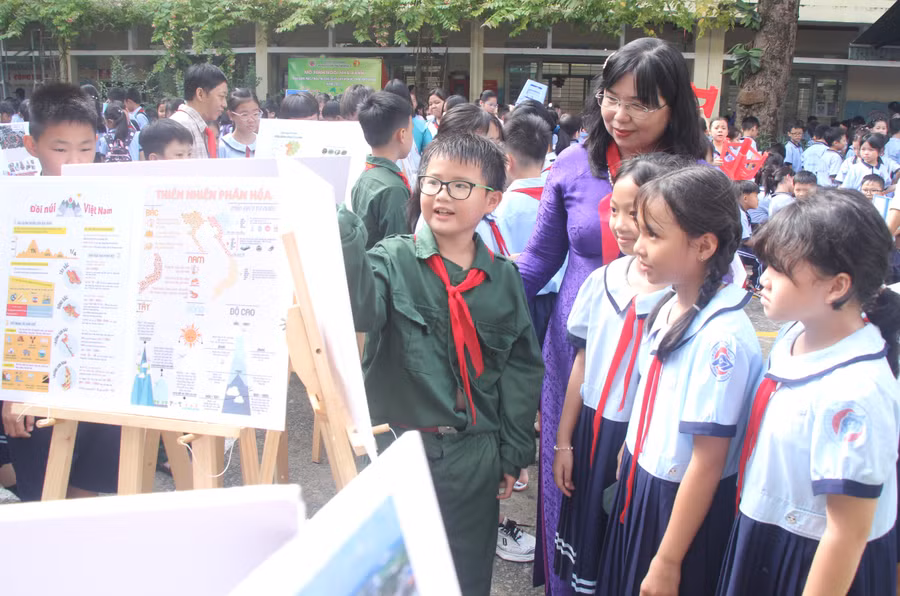 Học sinh Trường tiểu học Phú Thọ hào hứng với "Góc Lịch sử - Địa lý".