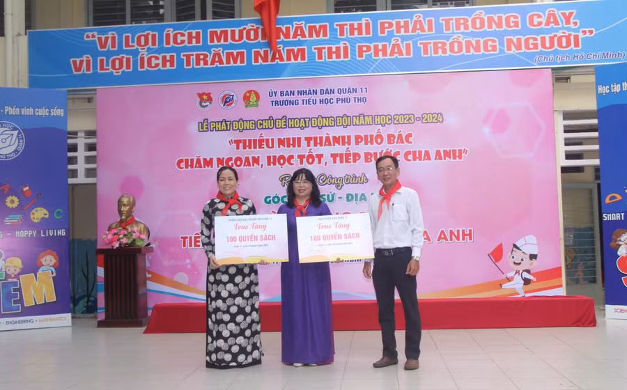 Ban Tuyên giáo và Phòng GD&amp;ĐT Quận 11 tặng sách cho Trường tiểu học Phú Thọ.