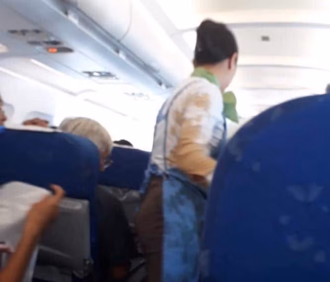 Đồ uống văng khắp nơi trên máy bay sau sự cố.