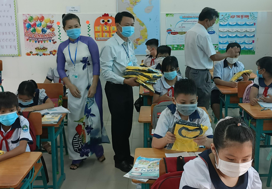 Học sinh Trường Tiểu học Thạnh An vui mừng nhận đồng phục do thầy Bình vận động.