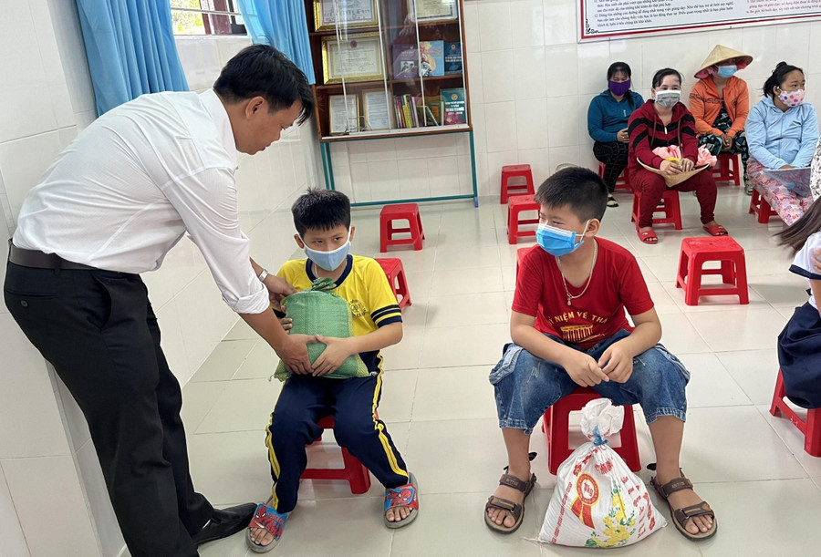 Thầy Bình tặng nhu yếu phẩm cho học sinh có hoàn cảnh khó khăn.