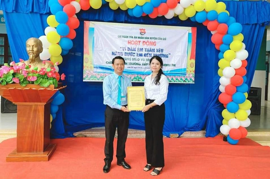 Thầy Bình gửi thư cảm ơn đến mạnh thường quân vì đã hỗ trợ học sinh tại Trường Tiểu học Thạnh An.